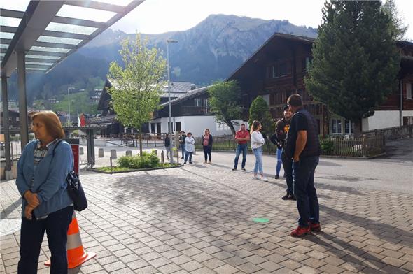 Geduldig und unter Einhaltung des vorgeschriebenen Sicherheitsabstands warteten die Spenderwilligen auf den Einlass zum Blutspenden.