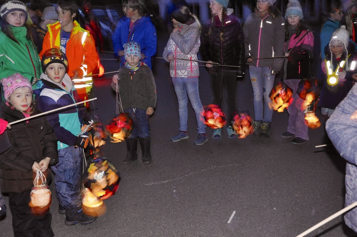Geduldig warten gross und klein auf damit der Räbelichtliumzug beginnt.