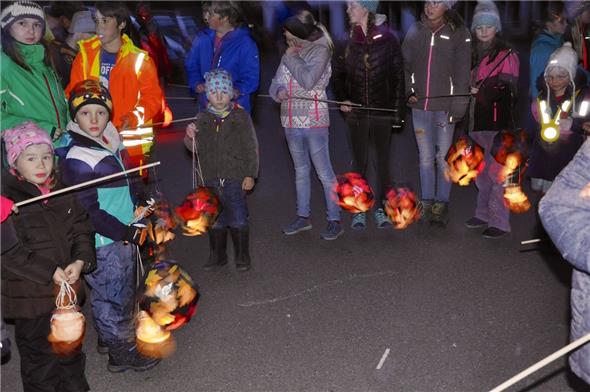 Geduldig warteten Gross und Klein auf den Beginn des Räbelichtli-Umzugs.