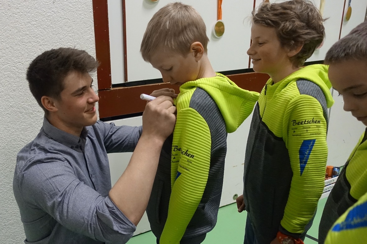 Boltigen überraschte Franjo von Allmen mit beeindruckendem Empfang  Geduldig warteten die JO-Kinder, bis sie von ihrem Idol ein Autogramm aufs JO-Jäggli erhielten.