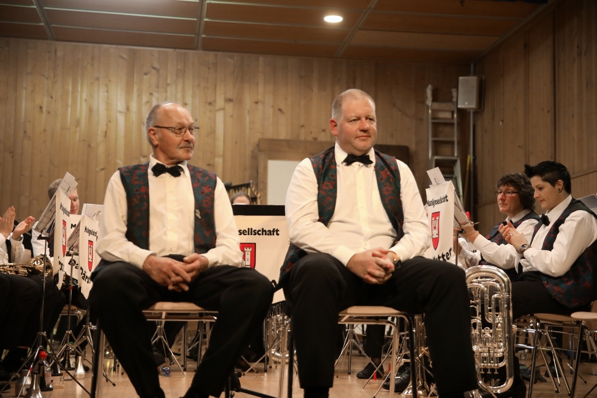 Geehrt wurden Karl Gafner (50 Jahre Musik, kantonaler Ehrenveteran) links, und M...
