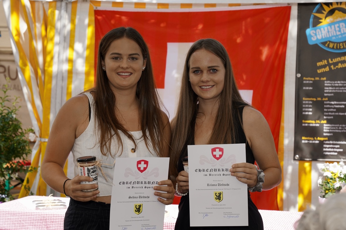 Geehrte Fussball-Power: Selina und Rilana Ueltschi.