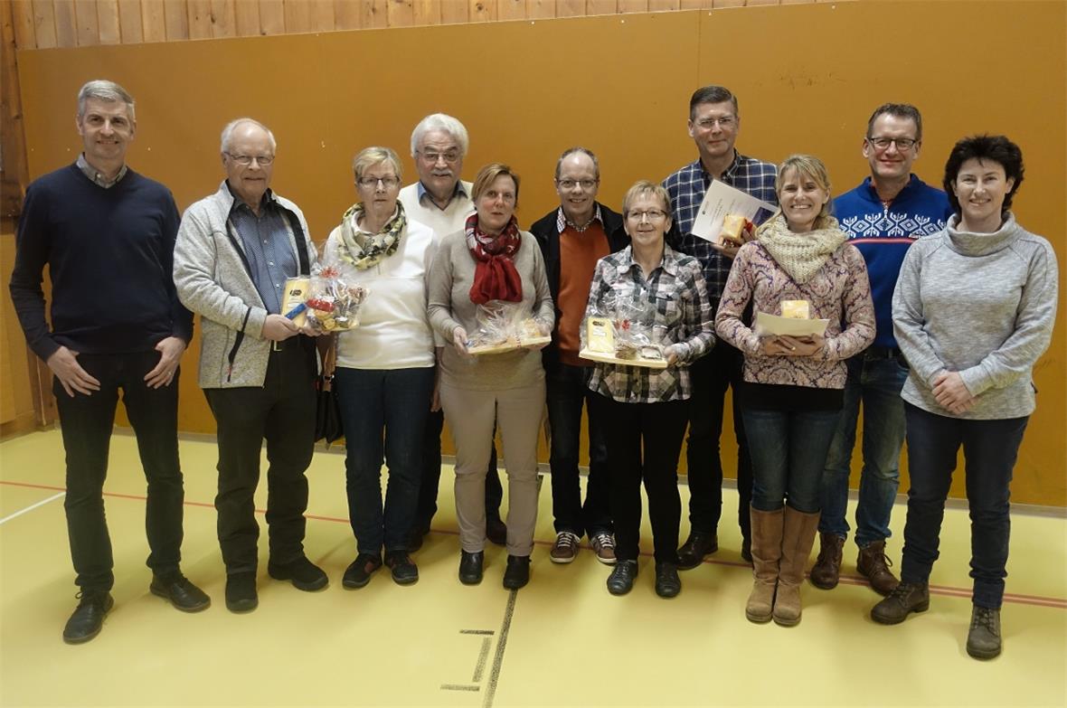 Geehrte Stammgäste mit Pia Perren und Eric Berset.