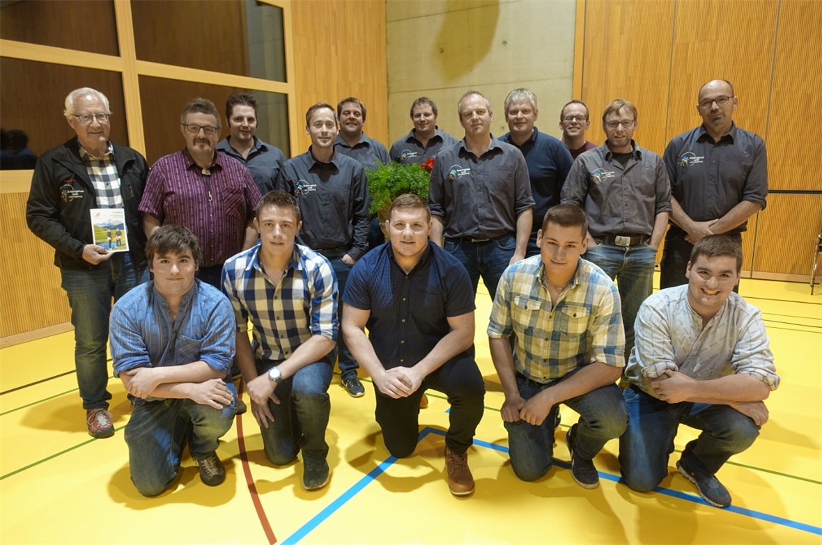 Geehrte sowie abtretende und neu gewählte Vorstandsmitglieder (hinten von links): Ruedi Bach, Bärtel Moor, Nick Hauswirth, Stefan Beetschen, Jürg Zürcher, Manuel Werren, Lorenz Thüring, Thomas Vogel, Chrigel von Känel, Chrigel Schenk und Fritz Schmocker. Vorne die Aktivschwinger Chrigel Burri, Ueli Stalder, Patrick Gobeli, Andreas Schletti und Klaus Burri.