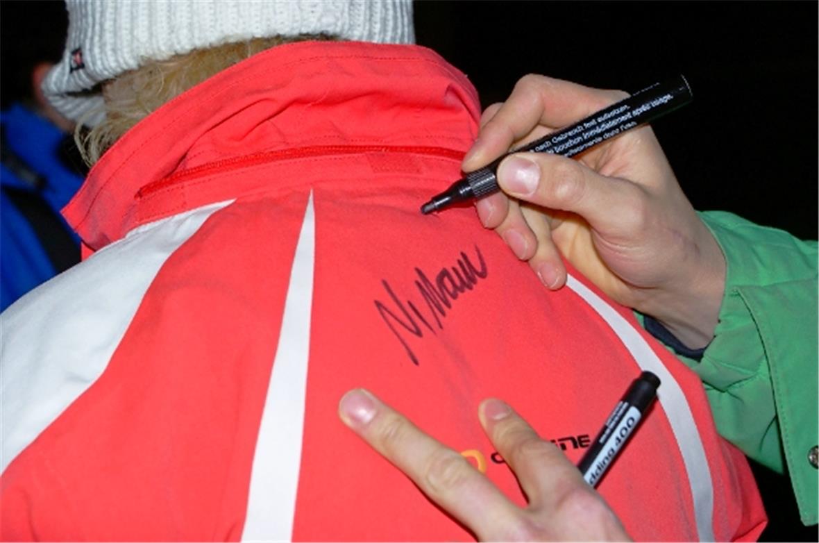 Gefragte Autogramme. Die Unterschrift von Nils Mani schmückt manches Käppi und v...