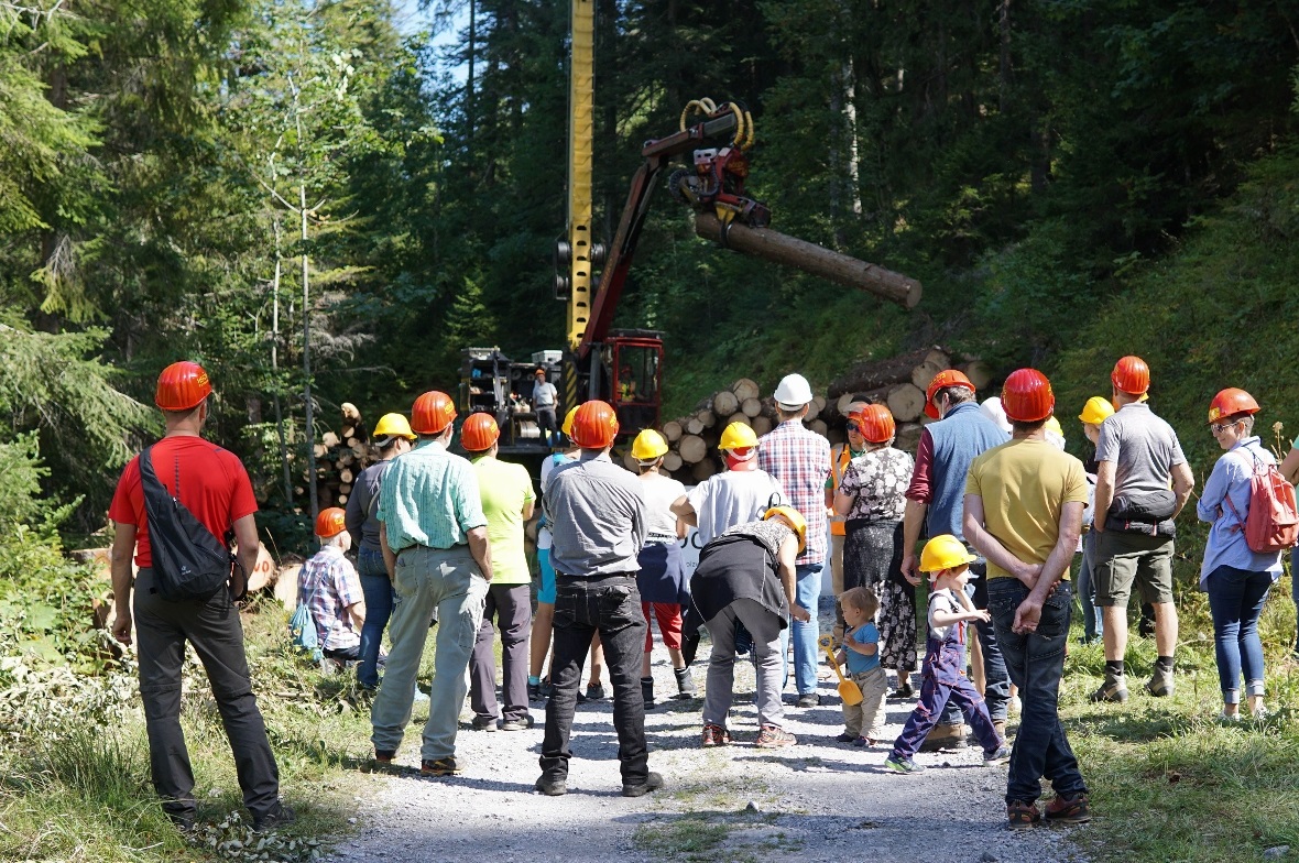 Geführter Rundgang im Wald und Demonstration eingesetzter Geräte.