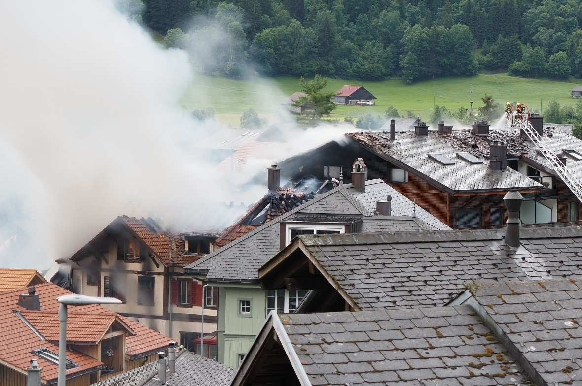 Gegen 7.20 Uhr waren immer noch Flammen im Dachstock des Café Pony zu sehen.