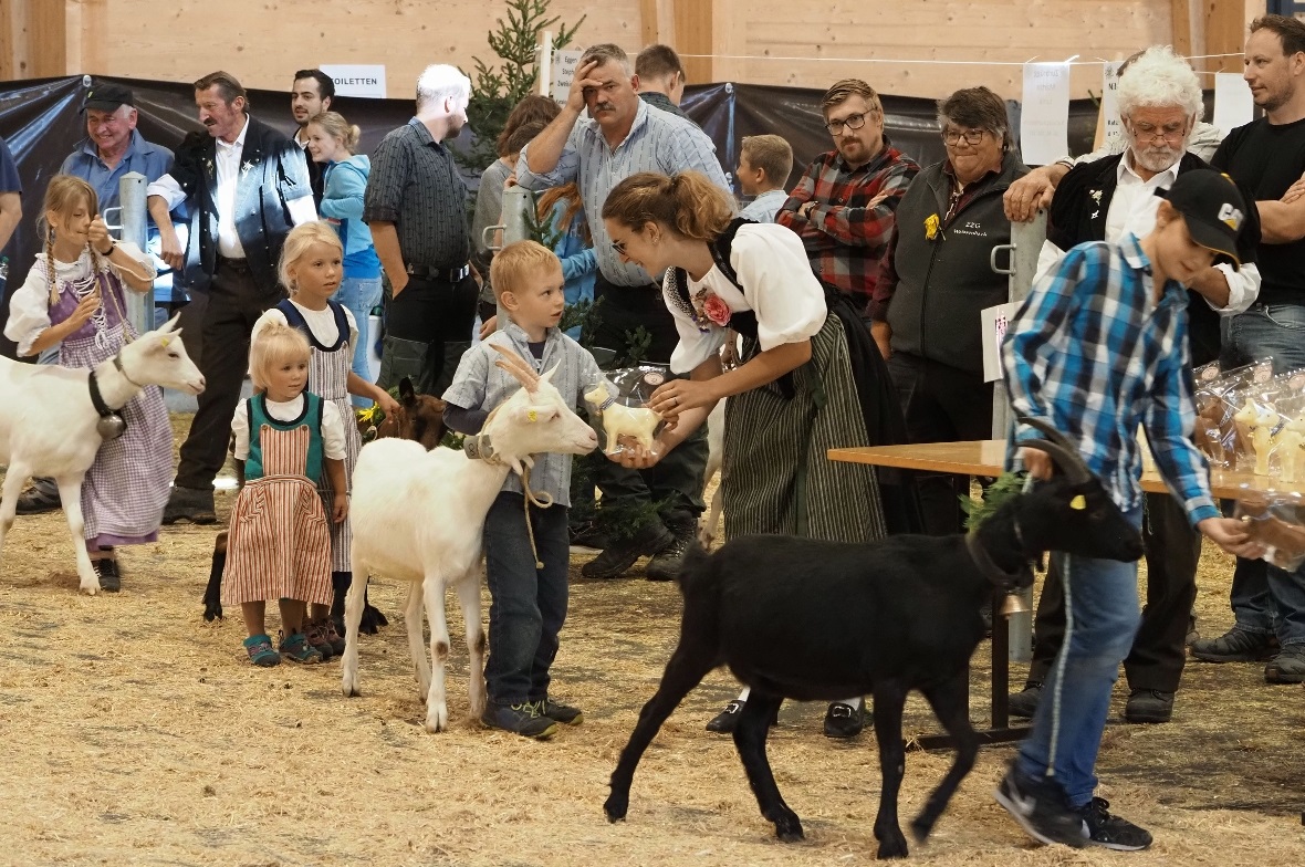 Geisskönigin Anita Zahnd überreicht den Kinder Schoki-Geissen als Dank für ihren...