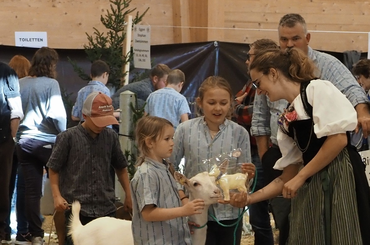 Geisskönigin Anita Zahnd überreicht den Kinder Schoki-Geissen als Dank für ihren...
