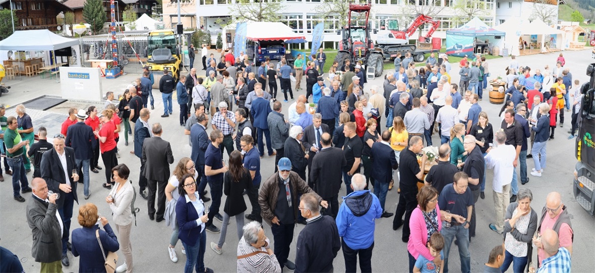 Geladene Gäste vor der offiziellen Eröffnung.