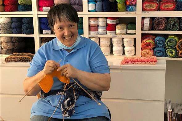 Gelebte Inklusion war der Ansporn für Christian Christeler, Bereichsleiter Arbeit in der Bergquelle, die Zusammenarbeit mit dem Heimatwerk zu intensivieren: Liselotte Streit beim Stricken von Abwaschlappen.