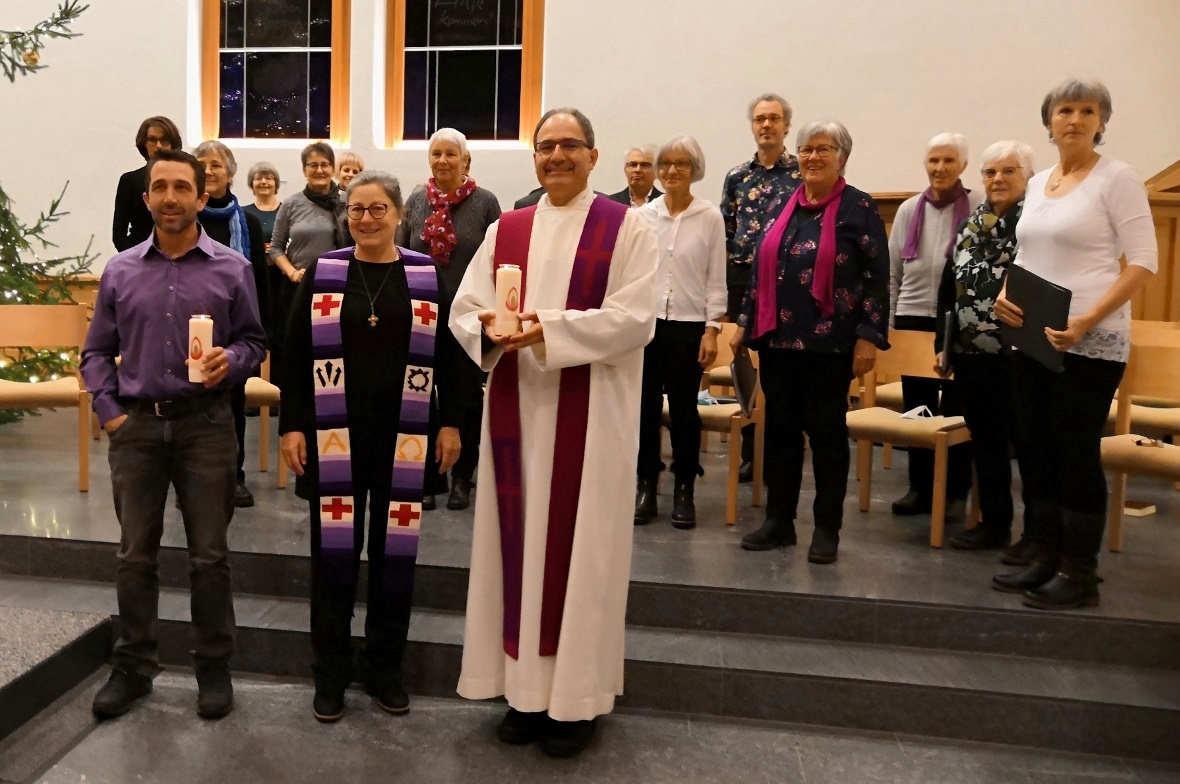Gelebte Ökumene: Der Kirchenchor Lenk unter der Leitung von Johannes Göddemeyer (Fünfter von rechts) sowie vorne Samuel Humm (methodistische Kirche), Theresa Rieder (reformierte Kirche) und Alexander Pasalidi (röm.-katholische Kirche).