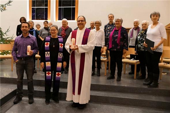 Gelebte Ökumene: Der Kirchenchor Lenk unter der Leitung von Johannes Göddemeyer (Fünfter von rechts) sowie vorne Samuel Humm (methodistische Kirche), Theresa Rieder (reformierte Kirche) und Alexander Pasalidi (röm.-katholische Kirche).