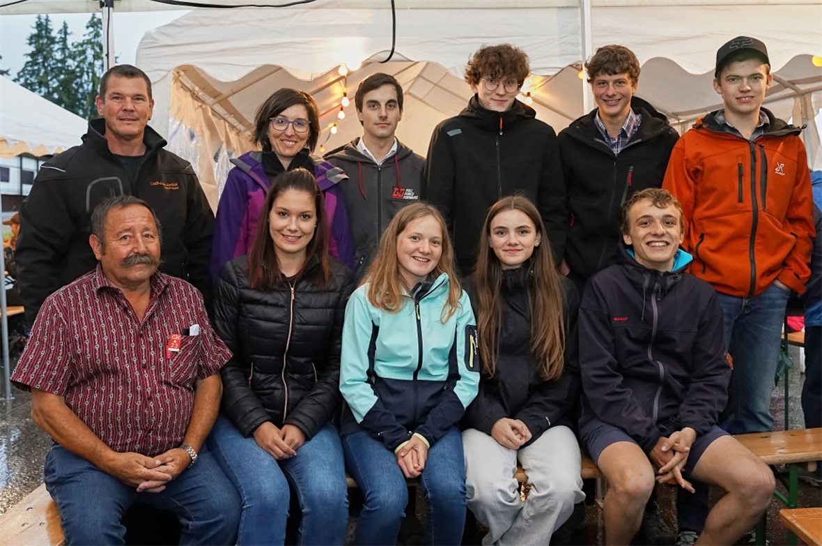 Gemeinde-Vize Alain Lüthi und Gemeinderätin Cornelia Wittwer (hintere Reihe von ...