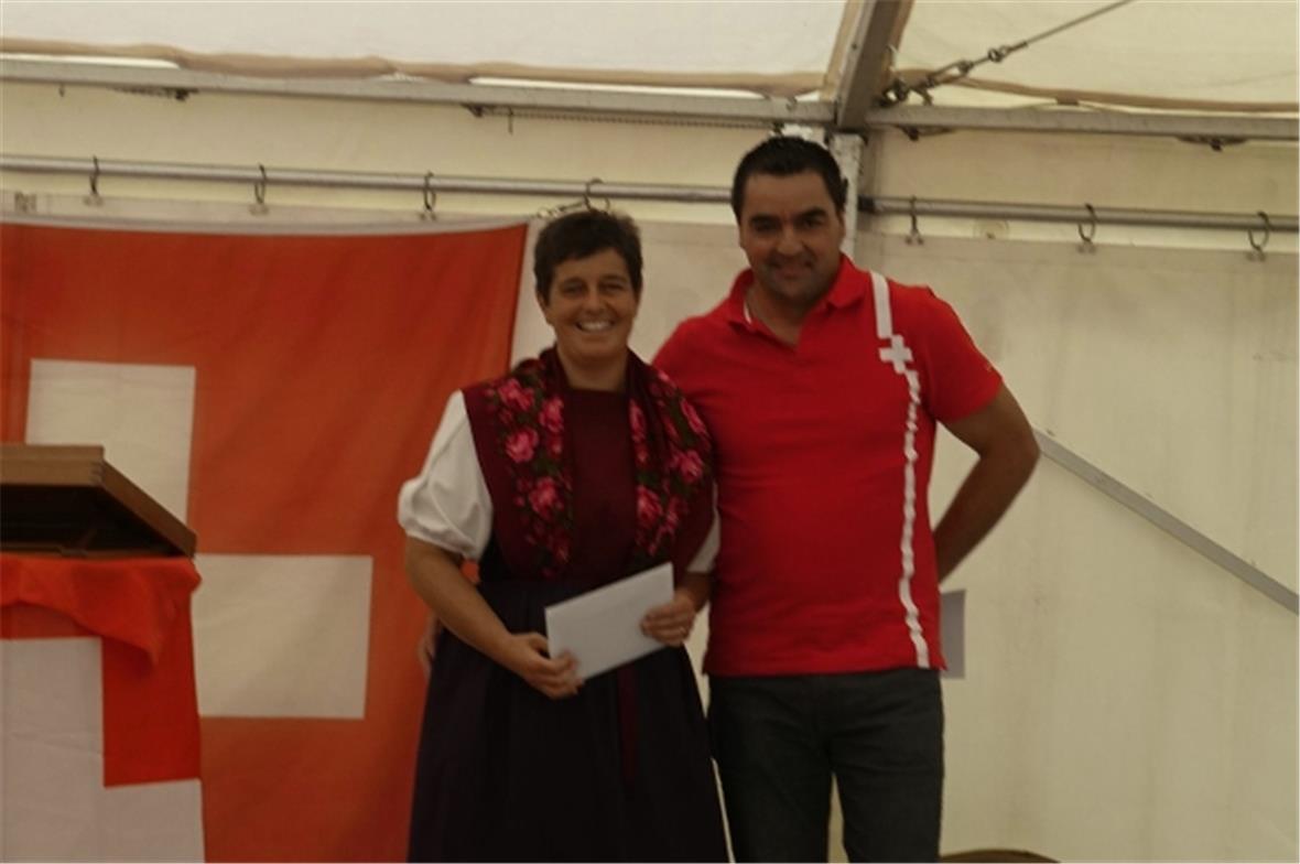 Gemeinde-Vizepräsidentin Käthi Rösti überreichte Festredner Thomas Knutti einen ...