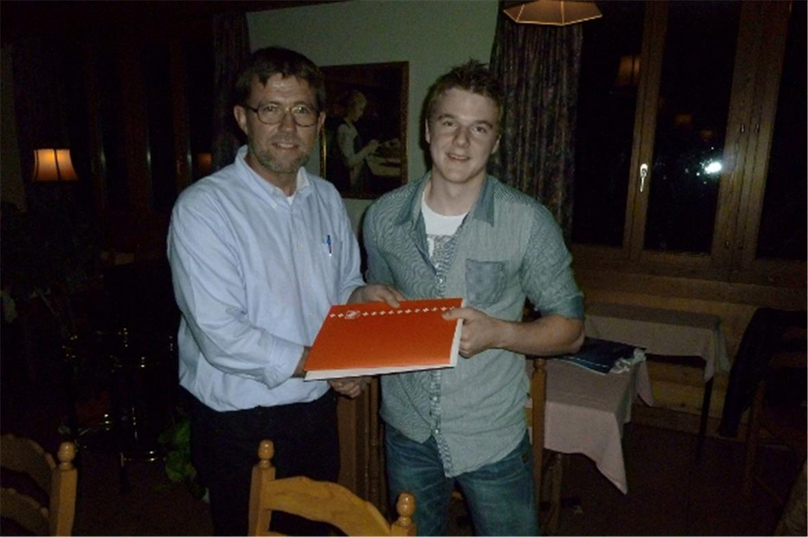 Gemeinde- und Gemeinderatspräsident Albin Buchs und Jungbürger Marco Perren.