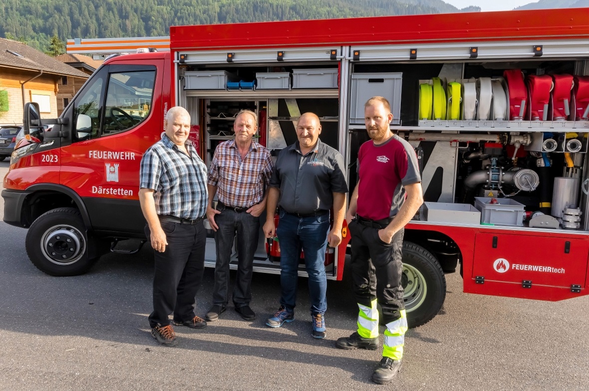 Gemeinde- und Gemeinderatspräsident Daniel Kunz, Gemeinderat Martin Schäfer, Martin Rohrer (Feuerwehrtech Giswil) und Feuerwehrkommandant Thomas Gafner vor dem neuen Kleintanklöschfahrzeug.