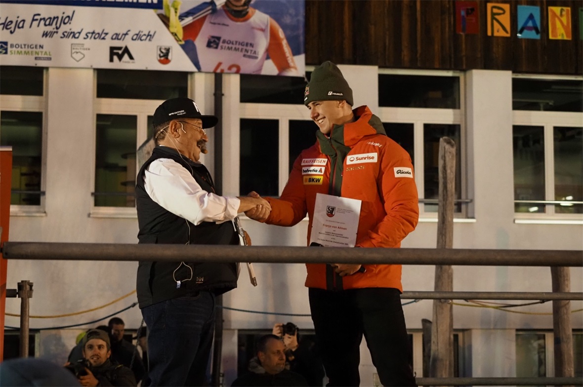 Gemeindepräsident Albert Wampfler empfängt Franjo auf der Bühne.