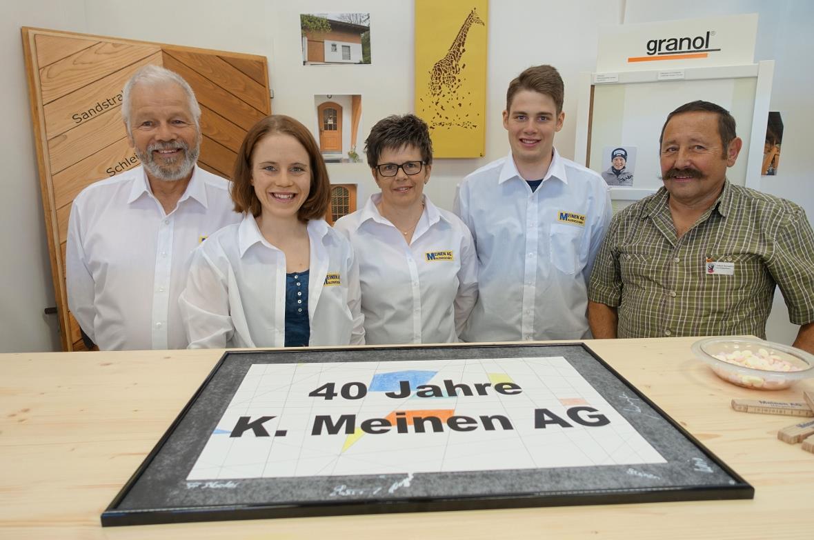 Gemeindepräsident Albert Wampfler (rechts) gratulierte Klaus Meinen und seiner F...