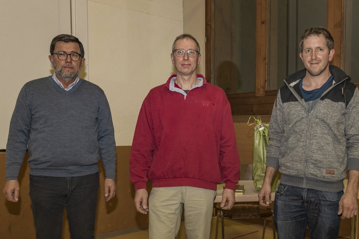 Gemeindepräsident Albin Buchs, der abtretende Feuerwehrkommandant Ueli Siegfried und Gemeinderat Hansjürg Gobeli bei der Verabschiedung.
