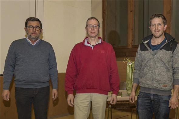 Gemeindepräsident Albin Buchs, der abtretende Feuerwehrkommandant Ueli Siegfried und Gemeinderat Hansjürg Gobeli bei der Verabschiedung.