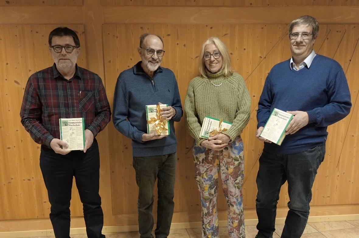 Wörterbuch «Simmentaler Wortschatz» wieder erhältlich Gemeindepräsident Albin Buchs, die beiden Initianten Peter Bratschi und Veronika Brechtbühl-Grünenwald sowie Verleger und Produzent Fabian Kopp mit dem neu wieder erhältlichen Simmentaler Wortschatz.
