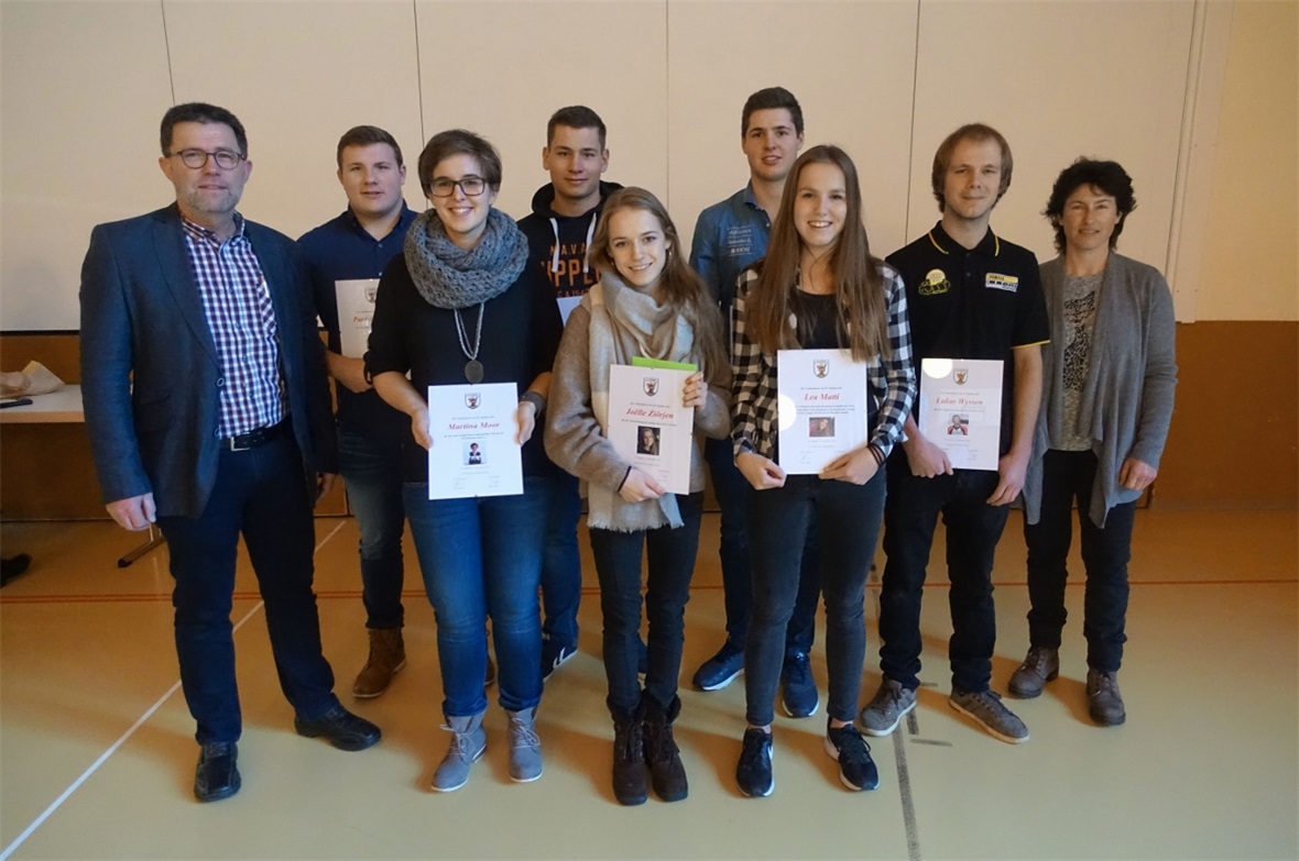 Gemeindepräsident Albin Buchs und Gemeinderätin Pia Perren (rechts) gratulierten Patrick Gobeli (Schwingen), Martina Moor (Jodeln), Andreas Schletti (Schwingen), Joëlle Ziörjen (Artistik), Lars Rösti (Ski alpin), Lea Matti (Karate) sowie Lukas Wyssen (Seitenwagen) zu ihren herausragenden Erfolgen und Leistungen im 2018.