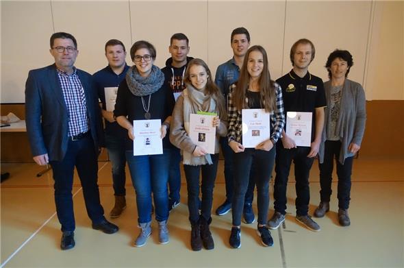 Gemeindepräsident Albin Buchs und Gemeinderätin Pia Perren (rechts) gratulierten Patrick Gobeli (Schwingen), Martina Moor (Jodeln), Andreas Schletti (Schwingen), Joëlle Ziörjen (Artistik), Lars Rösti (Ski alpin), Lea Matti (Karate) sowie Lukas Wyssen (Seitenwagen) zu ihren herausragenden Erfolgen und Leistungen im 2018.