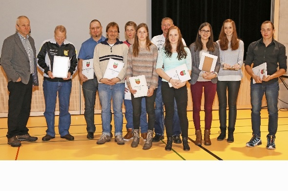 Gemeindepräsident Christian von Känel gratulierte folgenden Geehrten: Arthur Rieder (Feldschützen); Marcel Wampfler und Martin Fischer (Gras-Ski); Nathanael und Sonja Lauber (Ski Alpin); Oliver Kuhnen (Regionalprodukte); sowie Kim Aegerter, Antonia Nellen, Nadine Ziörjen und Nils Zeller zum erfolgreichen Lehrabschluss.