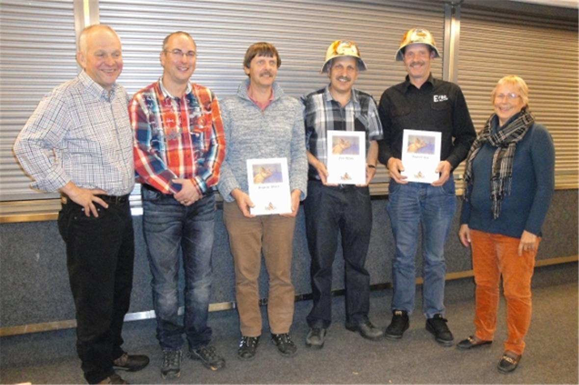 Gemeindepräsident Christian von Känel (links) und Gemeinderätin Marianne Messerli dankten Matthias Meyer, Albert Aegerter, Alfred Feuz und Rolf Aegerter für ihren Einsatz für die Feuerwehr Lenk.