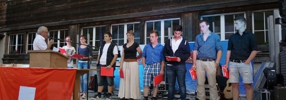 Gemeindepräsident Hans Ueltschi übergibt die Jungbürgerbriefe.