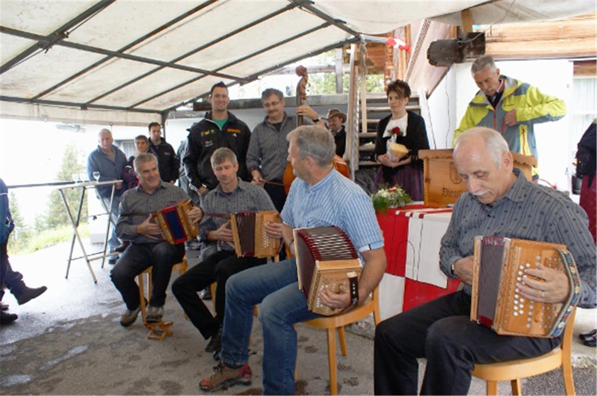 Gemeindepräsident Hans von Allmen (am Rednerpult) und Kilian Wenger lauschen der...