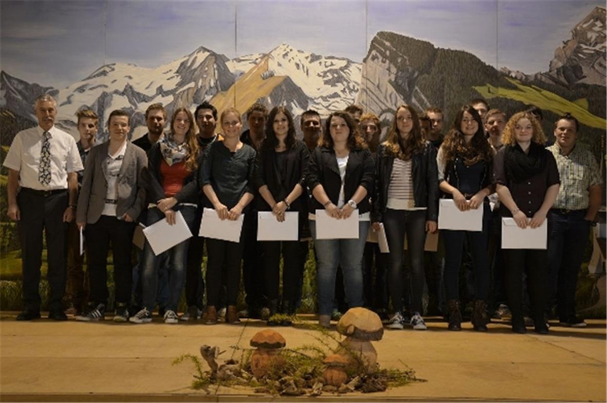 Gemeindepräsident Hans von Allmen (ganz links) übergab den Jungbürgerinnen und -bürgern ihre Briefe.