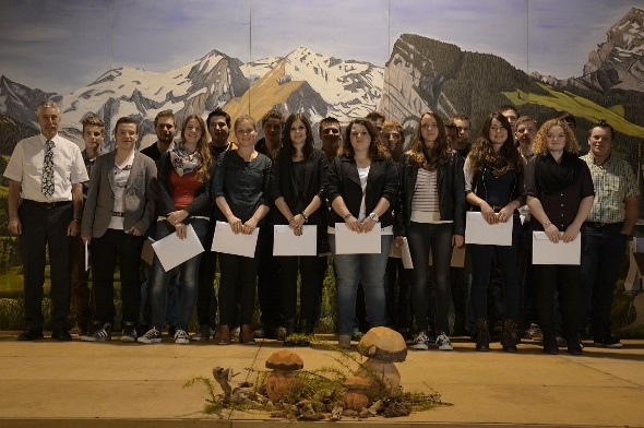 Gemeindepräsident Hans von Allmen (ganz links) übergab den Jungbürgerinnen und -bürgern ihre Briefe.