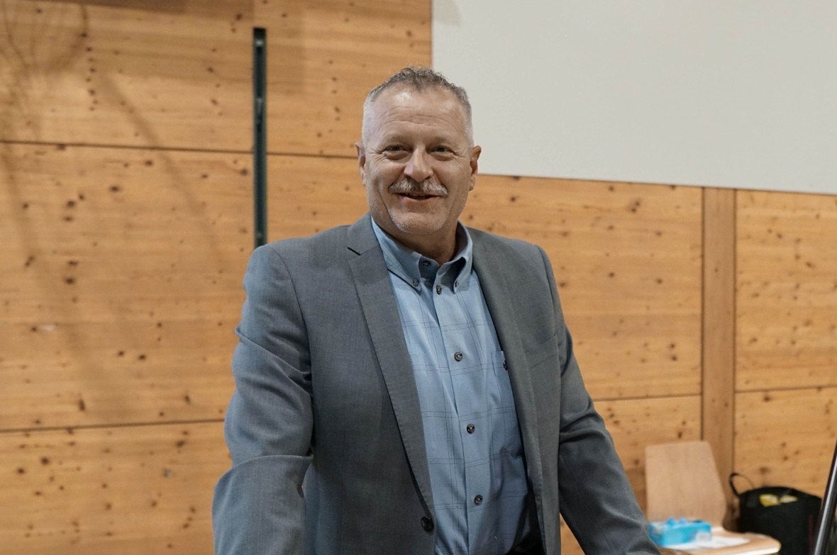 Gemeindepräsident Jürg Stucki führte souverän durch die Gemeindeversammlung.