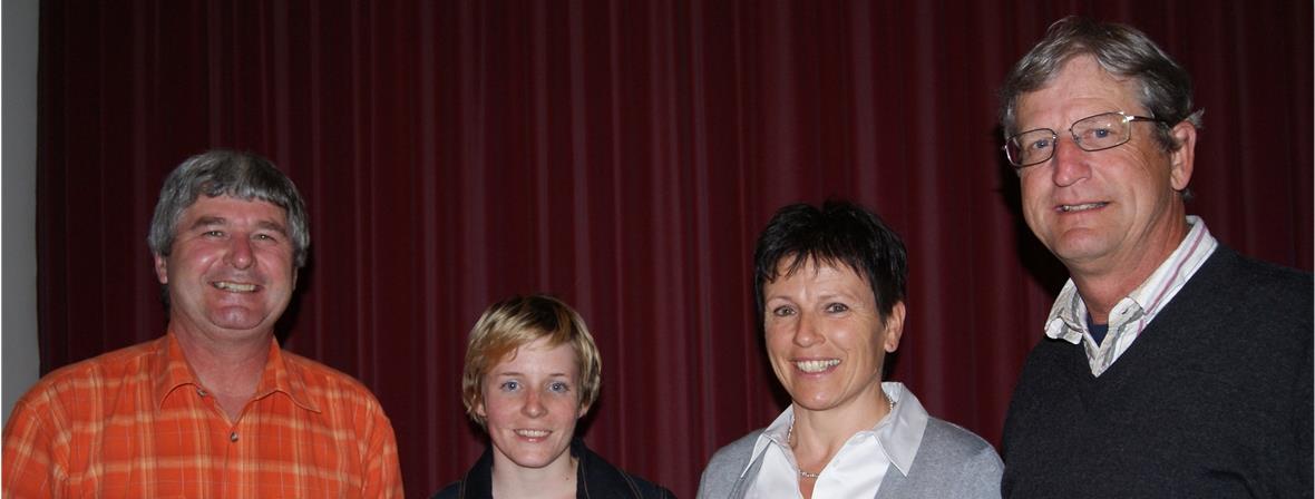 Gemeindepräsident Martin Jutzeler(links), Gemeindeverwalterin Sonja Wiedmer und Gemeinderatspräsident Peter Brügger sind stolz auf ihre Mitarbeiterin Stephanie Bühler (zweite von links), die den Finanzverwalterkurs abgeschlossen hat.