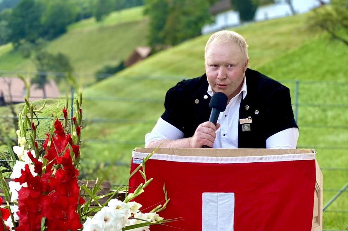 Gemeindepräsident Michael Blatti in Doppelfunktion: als Moderator und Jodler.