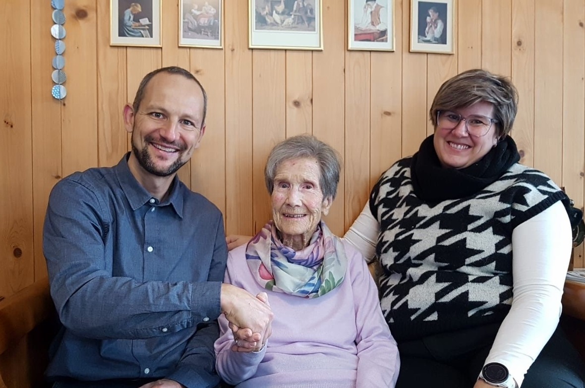 Gemeindepräsident Patrick Aegerter und Gemeinderätin Ilona Moor überbringen Hedy Kläy die Glückwünsche der Gemeinde.