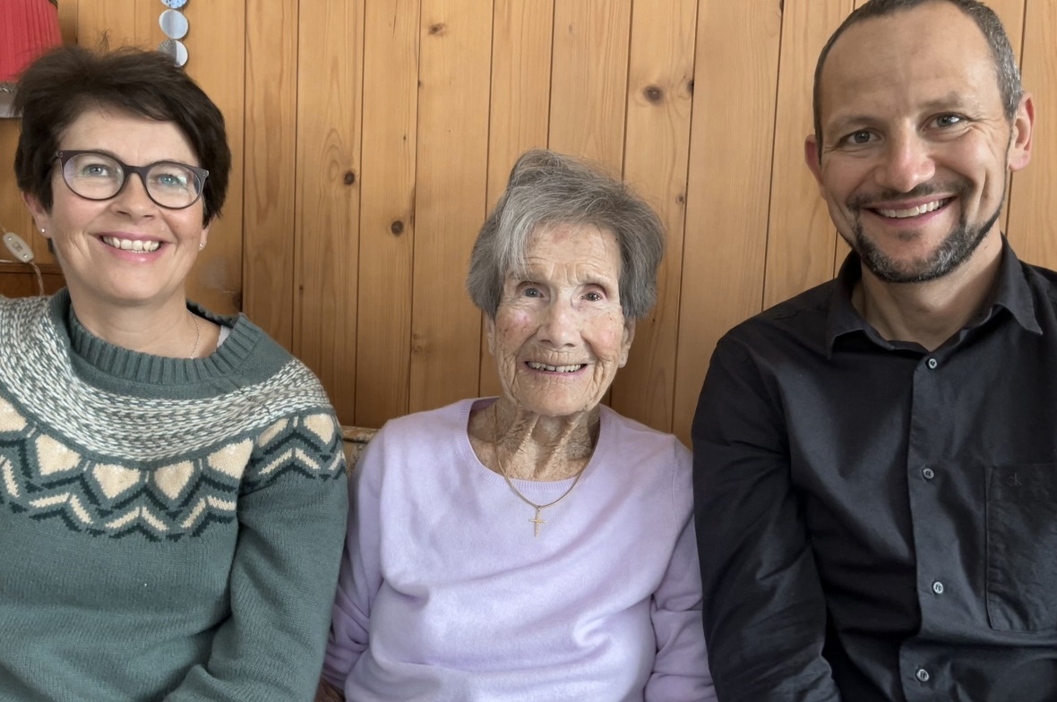 Gemeindepräsident Patrick Aegerter und Gemeinderätin Sonja Perren überbrachten Hedy Kläy die Glückwünsche der Gemeinde.