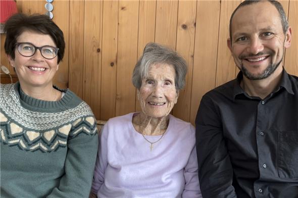 Gemeindepräsident Patrick Aegerter und Gemeinderätin Sonja Perren überbrachten Hedy Kläy die Glückwünsche der Gemeinde.