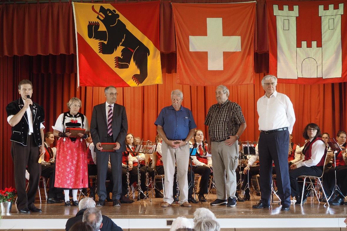 Gemeindepräsident Peter Schmit und Gemeinderätin Barbara Josi ehrten die Verdien...