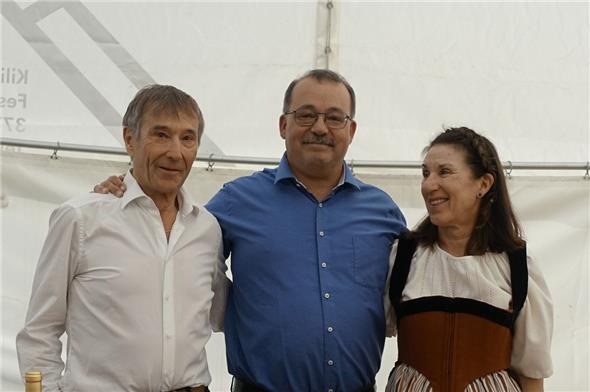 Gemeindepräsident René Müller ehrte mit treffenden Worten das 38-jährige Wirken von Beat und Monika Hählen.