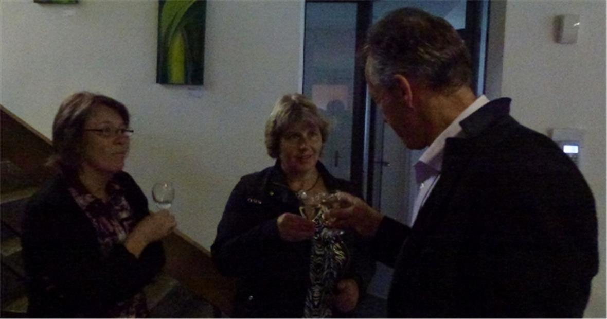 Gemeindepräsident Rudolf Burger, im Gespräch mit Christine Germann, Kulturkommission Diemtigen, und Barbara Karlen, Diemtigtal Tourismus