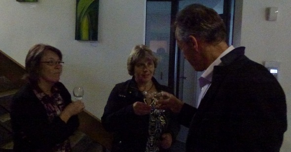 Gemeindepräsident Rudolf Burger, im Gespräch mit Christine Germann, Kulturkommission Diemtigen, und Barbara Karlen, Diemtigtal Tourismus