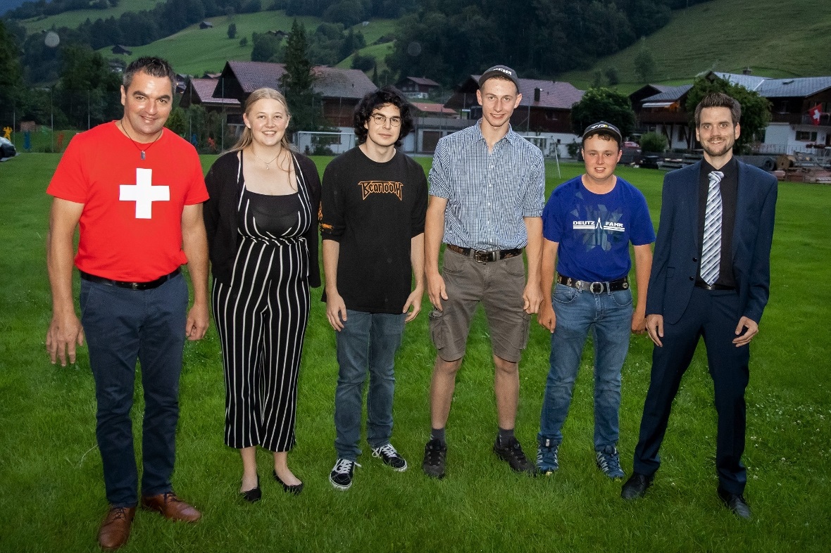 Gemeindepräsident Thomas Knutti freute sich die Jungbürger zu begrüssen: Janine ...