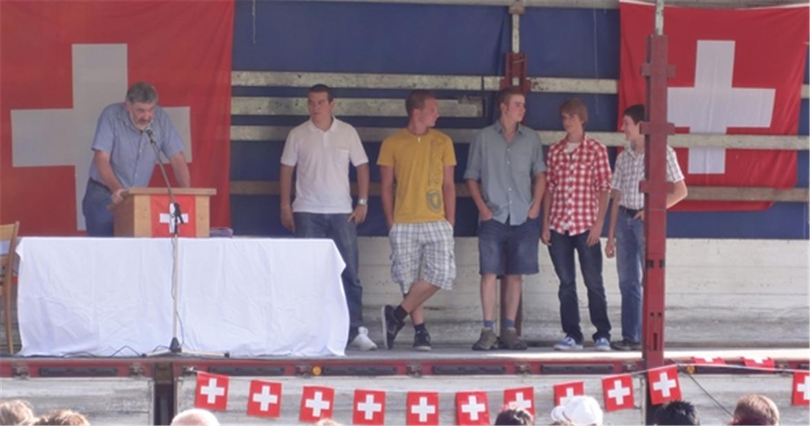 Gemeindepräsident Urs Scheidegger mit den Jungbürgern Livio Albertin, Kevin Bühler, Franz Wüthrich, Simon Jansen und Adrian Tschabold.