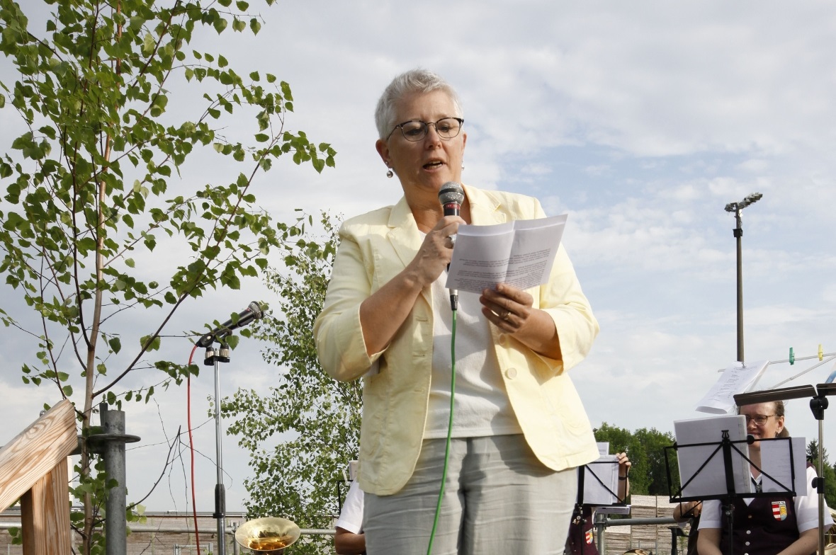 Gemeindepräsidentin Beatrice Zeller überbrachte dem neuen Oberroter Bürgermeiste...