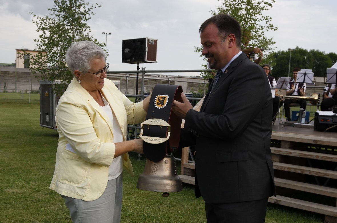 Gemeindepräsidentin Beatrice Zeller überbrachte dem neuen Oberroter Bürgermeiste...
