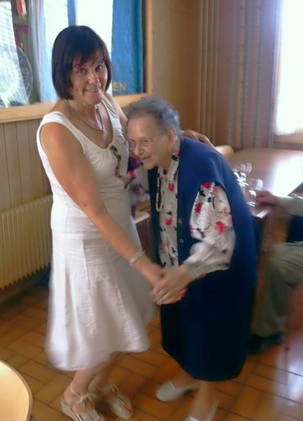 Gemeindepräsidentin Christiane Griessen durfte den ersten Tanz mit der hundertjährigen Jubilarin absolvieren.