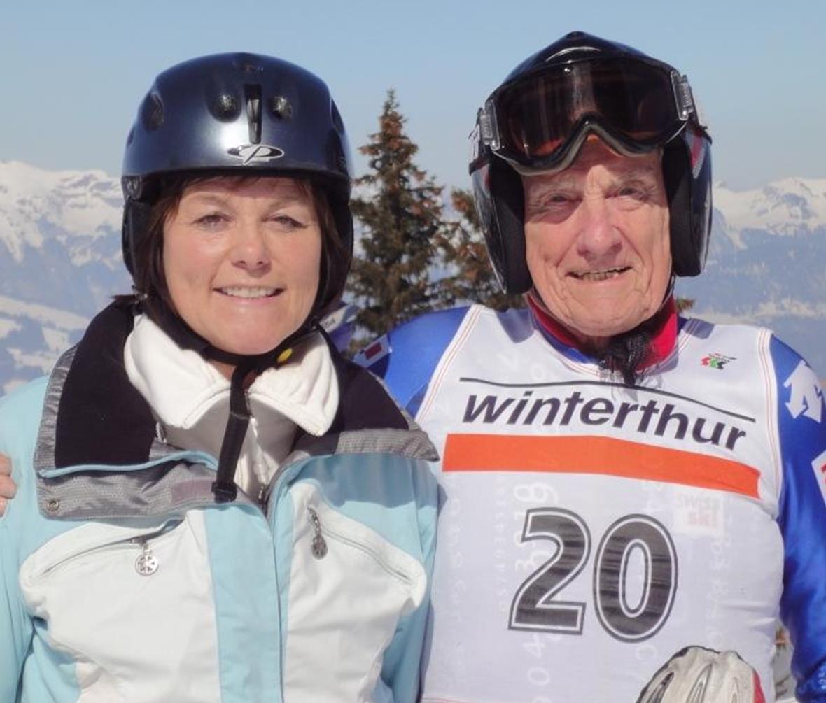 8. Schweizer Senioren Meisterschaften Ski Alpin Gemeindepräsidentin Christiane Griessen mit dem 91-jährigen Ernst Berger.